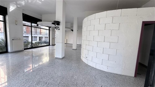 Locale commerciale angolare con 4 vetrine, giardino e cortile, zona ospedale